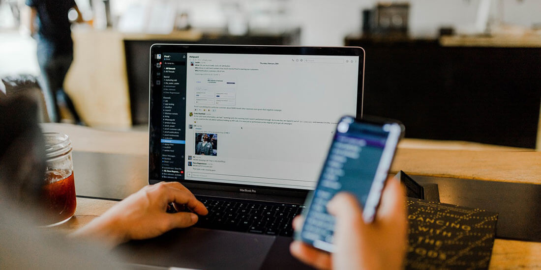 personne surfant sur internet et tenant un appareil mobile dans la main