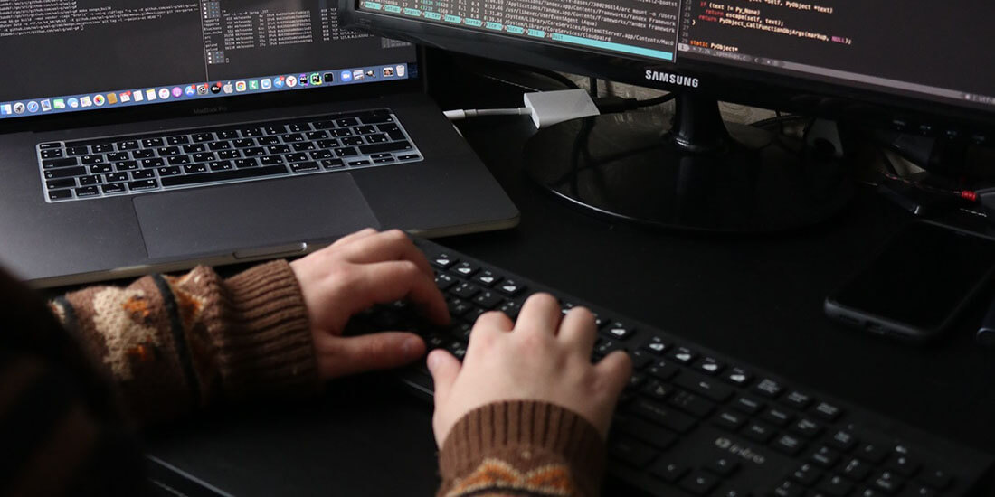 personne ecrivant sur un clavier pour un developpement web