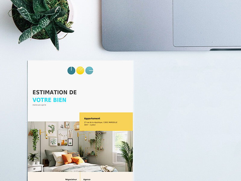 une page d'un rapport d'estimation posé sur un bureau