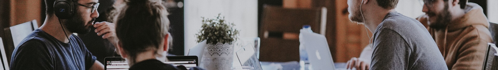 personnes avec un casque sur la tete en train de travailler